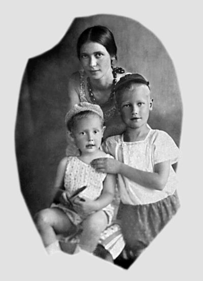 Заболоцкая Екатерина Васильевна (урожд. Клыкова,1906 г.р.), сын Никита (1932 г.р.) и дочь Наташа (1937 г.р.). Фото 1939 года. / Нажмите, чтобы УВЕЛИЧИТЬ (нажмите, чтобы увеличить)