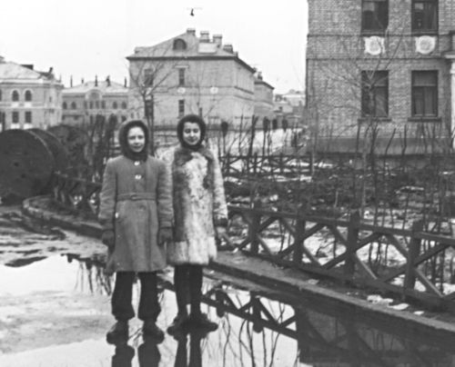 Наташа Заболоцкая и Женя Казакевич в писательском поселке, в Москве. В первом доме справа, по адресу Беговая 1а,кв.1. проживала семья Заболоцкого. Фото 1948 года. / Нажмите, чтобы УВЕЛИЧИТЬ (нажмите, чтобы увеличить)