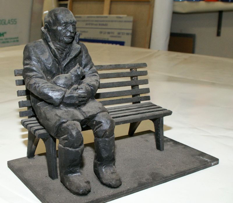 Таким увидел Вадима Козина магаданский художник Юрий Руденко. Малая скульптурная композиция будет выполнена из меди и стали, ее сделают «антивандальной». Возможно, памятник успеют установить к юбилею певца