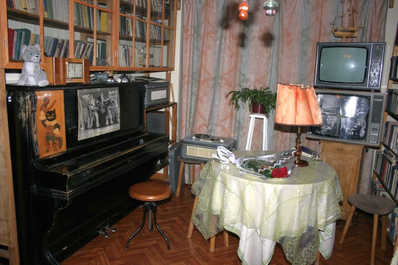 Мемориальный музей-квартира Вадима Алексеевича Козина. 685000, Магаданская область, г. Магадан, пер. Школьный, 1. Телефон: (413) 62-9205. Нажмите, чтобы УВЕЛИЧИТЬ (нажмите, чтобы увеличить)