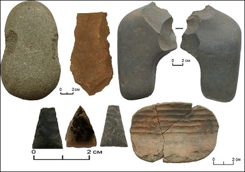 Находки с острова Урильский: грузило, резчик, рубило, наконечники стрел, скребок (урильская культура)