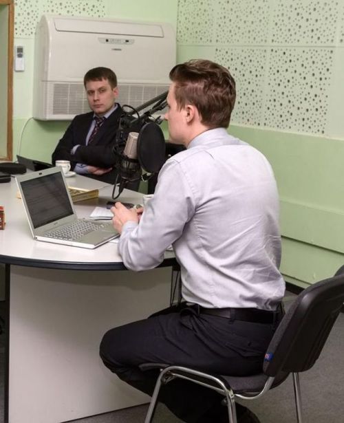 Евгений Бурлуцкий (спиной) и начальник комитета по печати и массовым коммуникациям правительства Хабаровского края Владимир Чернышов.