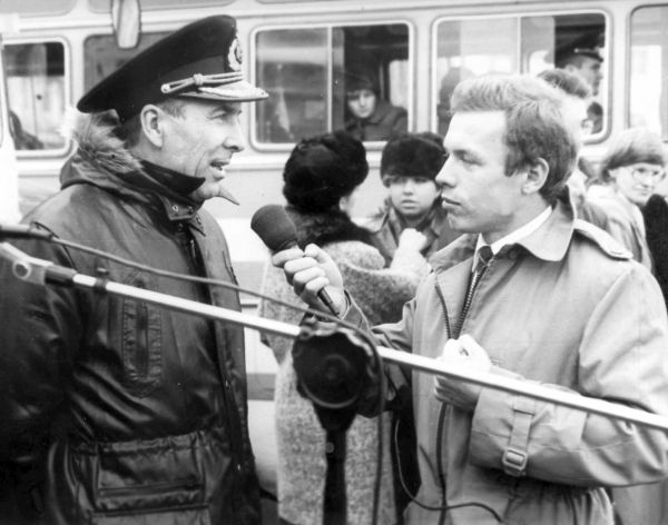 Корреспондент радиостанции «Тихий океан» Владимир Ощенко в прямом эфире берет интервью у прославленного капитан-директора РМБ «Алексей Чуев» Анатолия Семашко