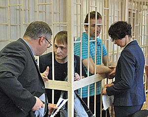 Суд признал Александра Федотова (слева) виновным в убийстве Дмитрия Фотьянова, а Александра Фахретдинова (справа) — в пособничестве убийству