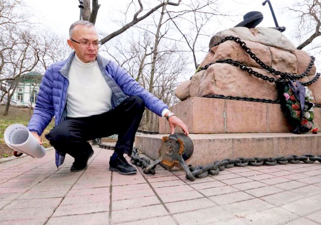 Юрий Сыромятников у памятника экипажу шхуны «Крейсерок», пострадавшего от рук вандалов