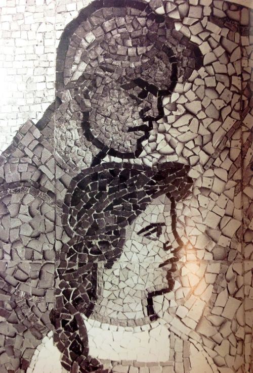 Дружба народов. Фрагмент. 1960-е годы. Смальта, гранит. Художник Н. П. Долбилкин.