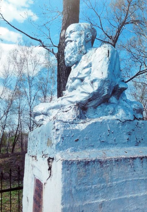 Памятник Лукашову стремительно разрушается.