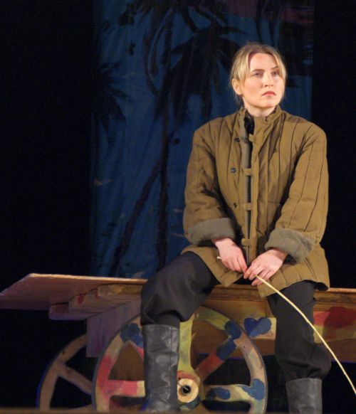 Ксения Огурцова в спектакле Широколобый