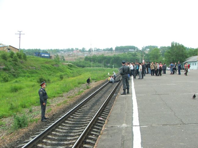 В Ванино перекрыли железную дорогу.