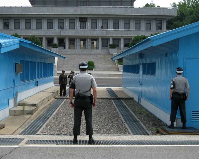 Между двумя мирами - считаные метры (на втором плане - КНДР)