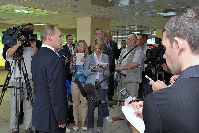 Владимир Путин ответил на вопросы журналистов по завершении наблюдения за ходом учений войск сил Центрального и Восточного военных округов на военном полигоне Цугол. Фото пресс-службы Президента России