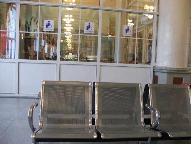 Места для инвалидов на 3-м этаже зала ожидания ж/д вокзала Хабаровска