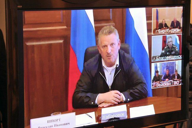Селекторное совещание по ситуации в регионах, пострадавших от наводнения. На связи с Президентом - временно исполняющий обязанности губернатора Хабаровского края Вячеслав Шпорт. Фото пресс-службы Президента России.