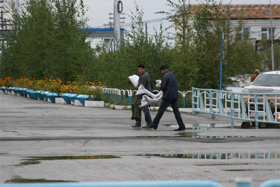 Помощники Максимова несут рога северного оленя в VIP-зал аэропорта