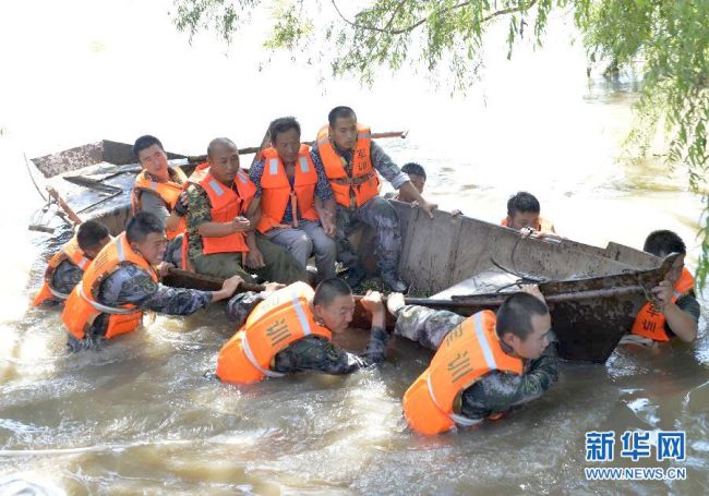 Командиры и солдаты из 16-ой армии Шэньянского военного округа проводят срочную эвакуацию людей из подвергшейся наводнению деревни Ляньхуа уезда Чжаоюань города Дацин (大庆) провинции Хэйлунцзян (黑龙江省).