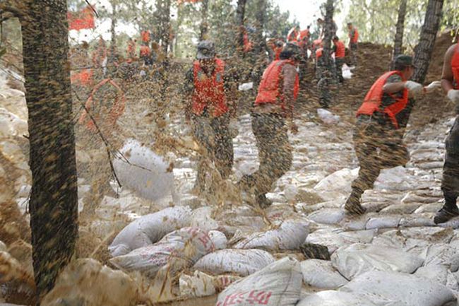 В районе дамб круглосуточно работают 4 тыс. военных