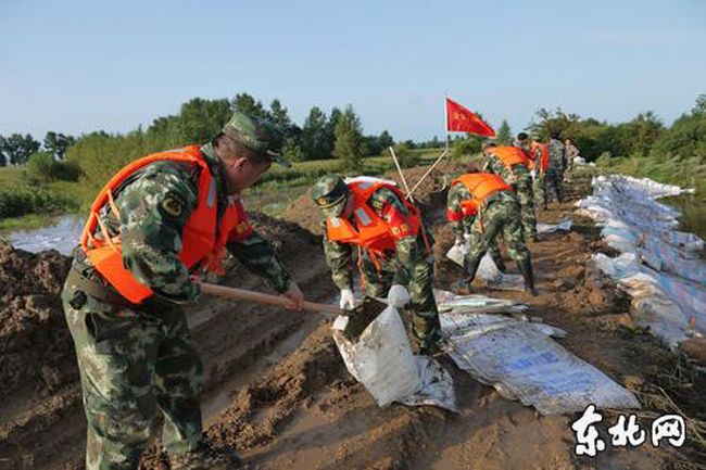 В районе дамб круглосуточно работают 4 тыс. военных