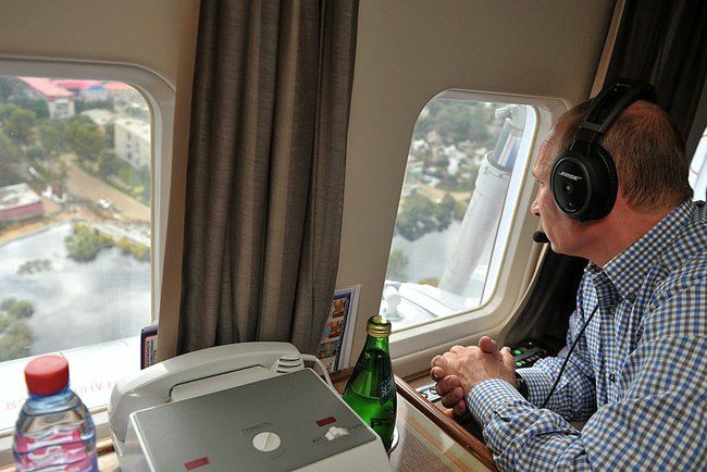 Владимир Путин осматривает с вертолета населенные пункты Еврейской автономной области, находящиеся в зоне паводка. Фото пресс-службы Президента России