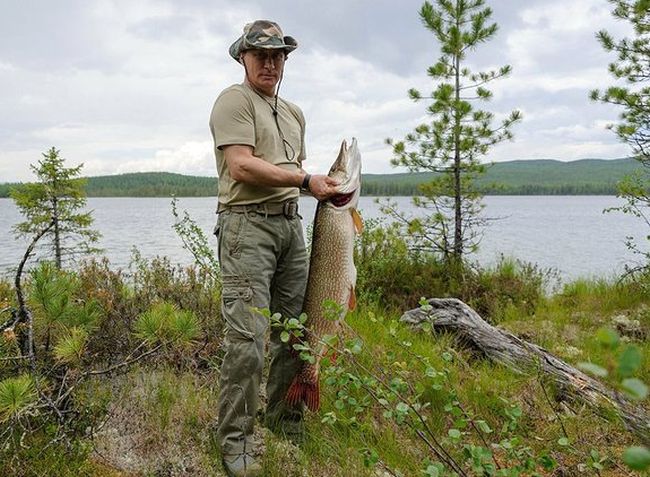 Во время рыбалки в Красноярском крае. Фото пресс-службы Президента России. 20 июля 2013 года 