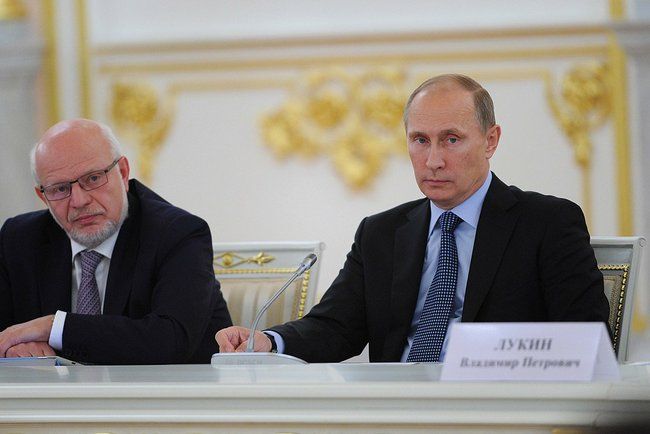 На заседании Совета по развитию гражданского общества и правам человека. Владимир Путин с советником Президента, председателем Совета по развитию гражданского общества и правам человека Михаилом Федотовым (слева). Фото пресс-службы Президента России