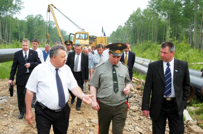 Дело - труба. Виктор Ишаев и Юрий Хризман (на переднем плане), справа - Юрий Оноприенко, ныне гл. федеральный инспектор Хабаровского края. 18.06.2004 г. Фото Сергея Балбашова./ Нажмите, чтобы УВЕЛИЧИТЬ (нажмите, чтобы увеличить)