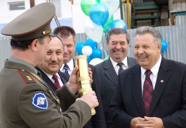 «Золотая!» Юрий Хризман (крайний слева) и Виктор Ишаев (крайний справа) на закладке очередной капсулы при строительстве МЖК. Рядом, слева направо: Андрей Базилевский (тогда председатель комитета по молодежной политике, ныне министр образования края), Юрий Оноприенко (тогда председатель краевой думы), Станислав Частный (в то время гл. федеральный инспектор в Хабаровском крае, затем министр соцзащиты края). 19.09.2003 г. Фото Сергея Балбашова./Нажмите, чтобы УВЕЛИЧИТЬ (нажмите, чтобы увеличить)