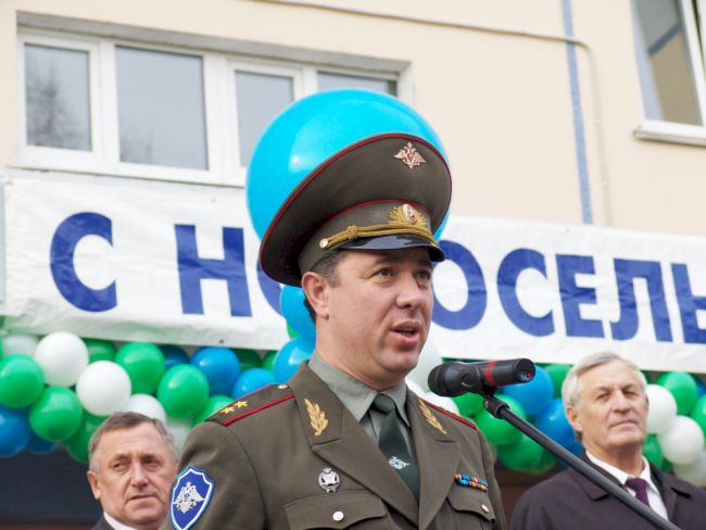 С новосельем! Поздравляет Юрий Хризман. Фото Сергея Балбашова./ Нажмите, чтобы УВЕЛИЧИТЬ (нажмите, чтобы увеличить)