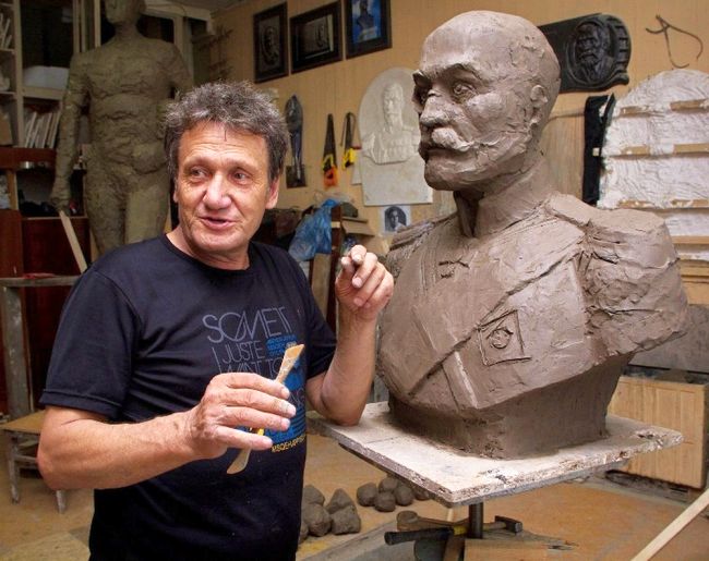 Владивостокский скульптор Георгий Шароглазов со своим Николаем Гродековым, который будет стоять в хабаровском музее/ Нажмите, чтобы УВЕЛИЧИТЬ (нажмите, чтобы увеличить)