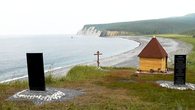 Мемориальный комплекс на острове Большой Шантар, в бухте Панкова: поклонный крест, часовня Николая Чудотворца. Фото Александра Ничикова/Нажмите, чтобы УВЕЛИЧИТЬ (нажмите, чтобы увеличить)