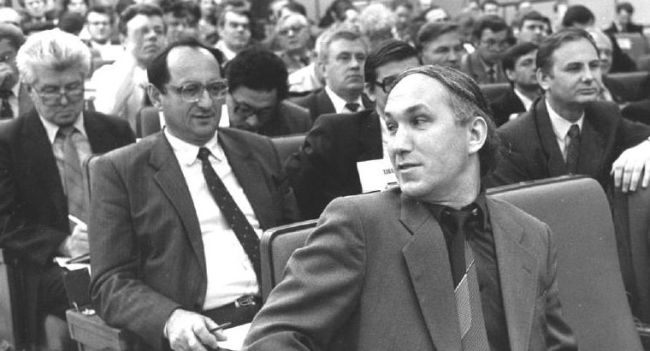 28-й съезд КПСС - 2 июля 1990 года. Делегаты: на первом плане - 1-й секретарь Хабаровского горкома КПСС Александр Соколов, крайний слева - 1-й секретарь Комсомольского-на-Амуре горкома КПСС Евгений Хорошилов, справа - собкорр. «Известия» Борис Резник. (нажмите, чтобы увеличить)