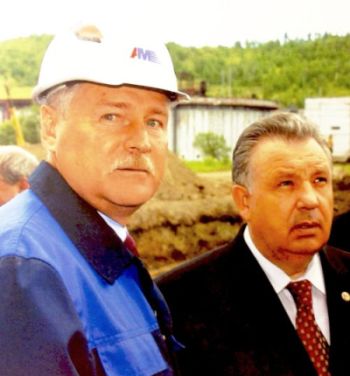 В СМИ считалось, что депутат Сергей Хохлов (слева) был человеком теперь уже экс-полпреда и экс-министра, а ранее и экс-губернатора края с 1991 по 2009 гг Виктора Ишаева