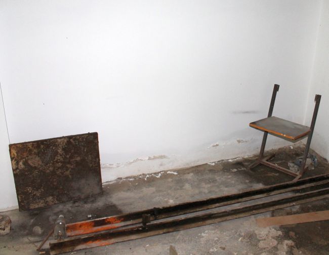 Как-нибудь уберите. Стены в уже отремонтированных помещениях инфекционной больнице подвала стали покрываться грибком