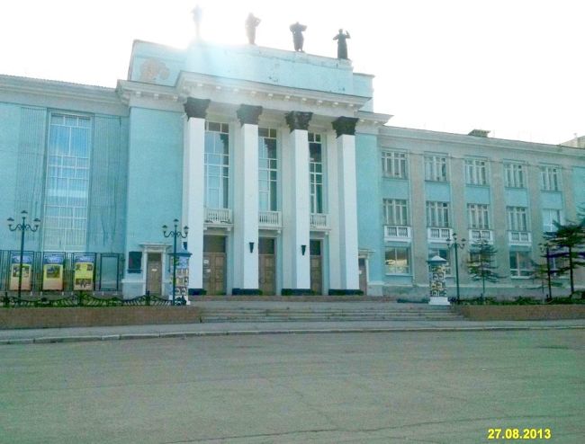 Директор театра А.С. Бондаренко: В настоящее время театр смотрит на мир пустыми глазницами и очень похож на «Рейхстаг». Фото 27.08.2013 г.