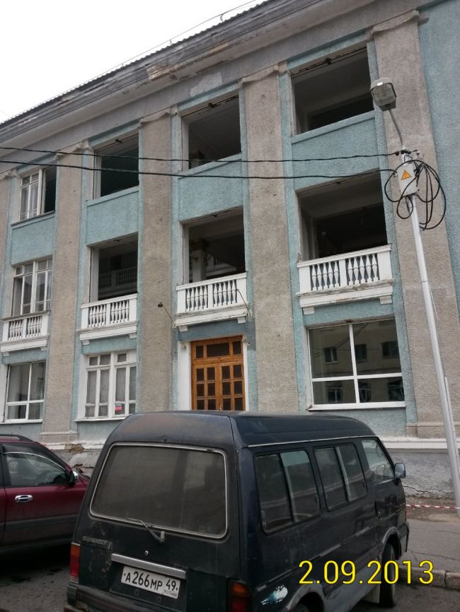 Стеклопакеты в театре начали вставлять только 2 сентября