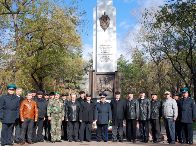 У памятника дальневосточным пограничникам в Хабаровске состоялось мероприятие, посвященное со дня образования Отдельного корпуса Пограничной стражи России/ Нажмите, чтобы УВЕЛИЧИТЬ (нажмите, чтобы увеличить)