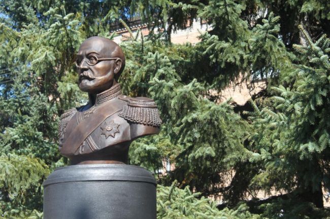 Бюст Николая Гродекова в п. Пограничном. (нажмите, чтобы увеличить)