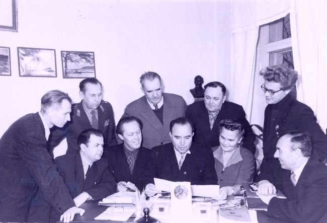 Творческий коллектив и авторы журнала «Дальний Восток». Сидят слева направо: ответственный секретарь Хабаровской писательской организации - В.Н. Александровский, Р.К. Агишев, главный редактор журнала - Н.М. Рогаль, Ю.А. Шестакова, А.С. Пришвин. Стоят слева направо: Н.Д. Наволочкин, С.А. Тельканов, Вс.Н. Иванов, В.М. Ефименко, П.В. Халов. Хабаровск, 1951 г./ Нажмите, чтобы УВЕЛИЧИТЬ (нажмите, чтобы увеличить)