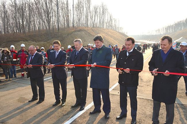 В церемонии открытия приняли участие министр транспорта РФ Максим Соколов, губернатор Хабаровского края Вячеслав Шпорт, председатель Законодательной думы Хабаровского края Виктор Чудов. Фото Валерия Спидлена.