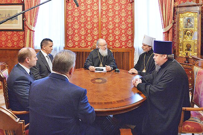 Губернатор Хабаровского края Вячеслав Шпорт принял участие во встрече со Святейшим Патриархом Кириллом. Вместе с полпредом Юрием Трутневым и министром по развитию Дальнего Востока РФ Александром Галушка