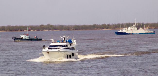 Яхта «Виктория». Амур, у набережной Хабаровска. Фото «Дебри-ДВ»/ Нажмите, чтобы УВЕЛИЧИТЬ (нажмите, чтобы увеличить)