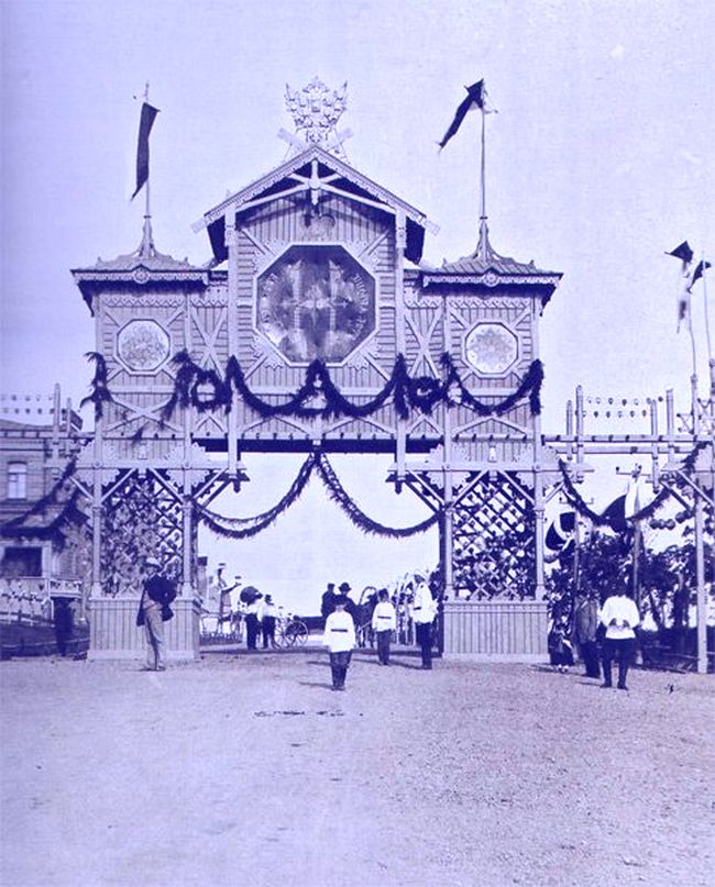 Нижняя Триумфальная арка в Хабаровке, 1891 г.