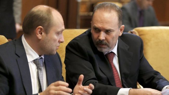 Министр по развитию Дальнего Востока Александр Галушка (слева) и Министр строительства и жилищно-коммунального хозяйства Михаил Мень делятся своими проблемами.