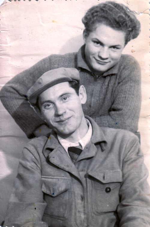 На заднем плане Н.Д. Анчутин. Сидит, предположительно, Д.М. Струков, 1936
год.