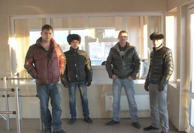 На проходной. Несколько счастливчиков, которым после многочасовой «осады» заводской проходной «Аркаима», все-таки выдали кое-что из долгов.