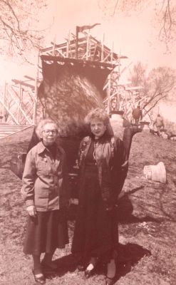 Корабль-коч «Ладья» снят! Антонина Дмитриева (слева) и Тамара Бессолицына, 1992 г. Нажмите, чтобы УВЕЛИЧИТЬ (нажмите, чтобы увеличить)