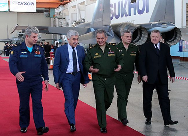Сергей Шойгу (третий слева) посетил Комсомольский-на-Амуре авиационный завод имени Ю.А. Гагарина (КнААЗ)