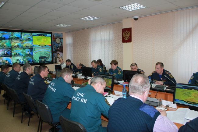 В Дальневосточном региональном центре МЧС России прошло заседание коллегии, в ходе которого обсуждались вопросы по реализации Указа Президента РФ «О создании комплексной системы экстренного оповещения населения», о деятельности добровольной пожарной охраны и работе судебно-экспертных учреждений федеральной противопожарной службы субъектов региона.