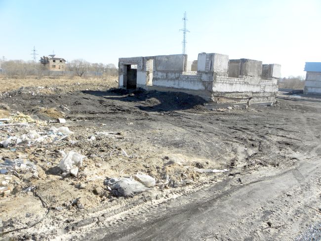 А рядом - практически, наполовину построенный жилой дом…