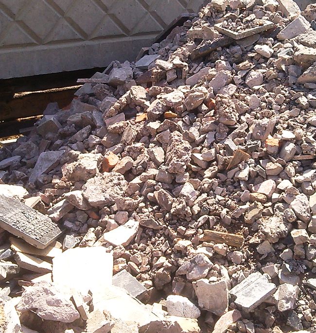 Плиты с мемориального комплекса