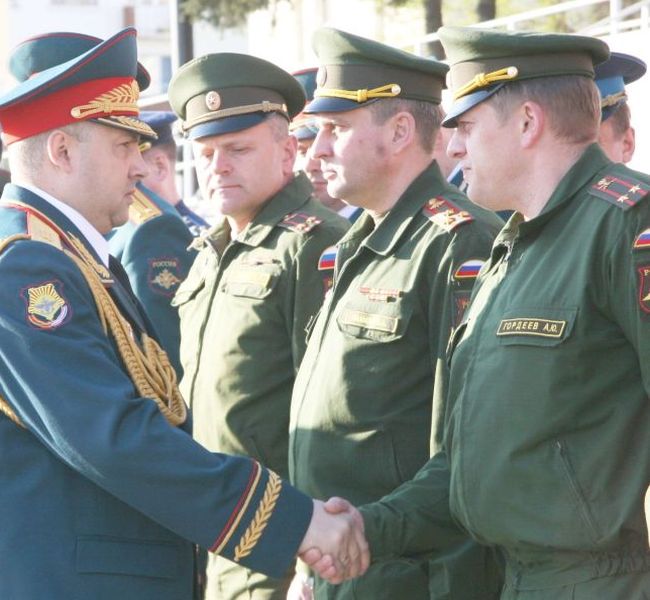 Командующий войсками Восточного военного округа генерал-полковник Сергей Суровикин вручил погоны полковника - начальнику пресс-службы ВВО Александру Гордееву (справа). Фото Марии Герман.